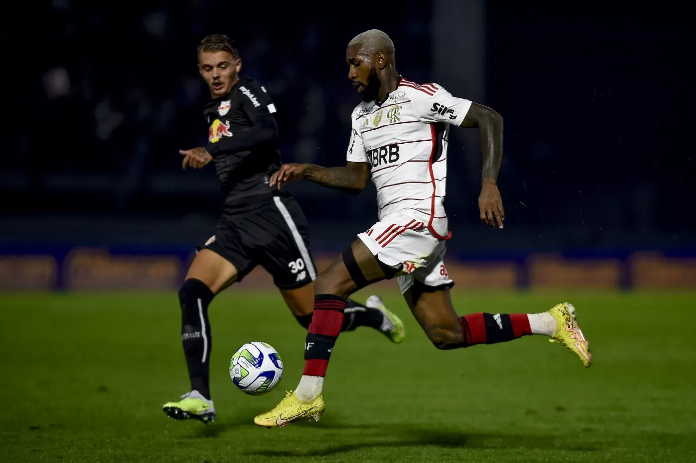 Flamengo 2 x 3 RB Bragantino: Com gol no fim, Massa Bruta vence e assume a  liderança do Brasileirão