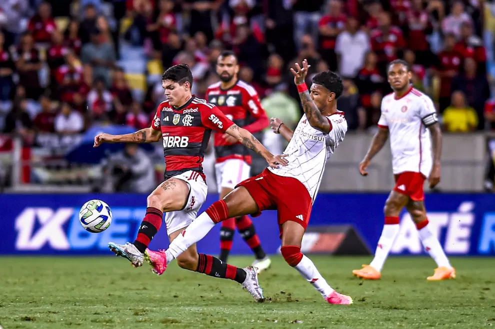 Flamengo empata com Fluminense e perde chance de colar nos líderes